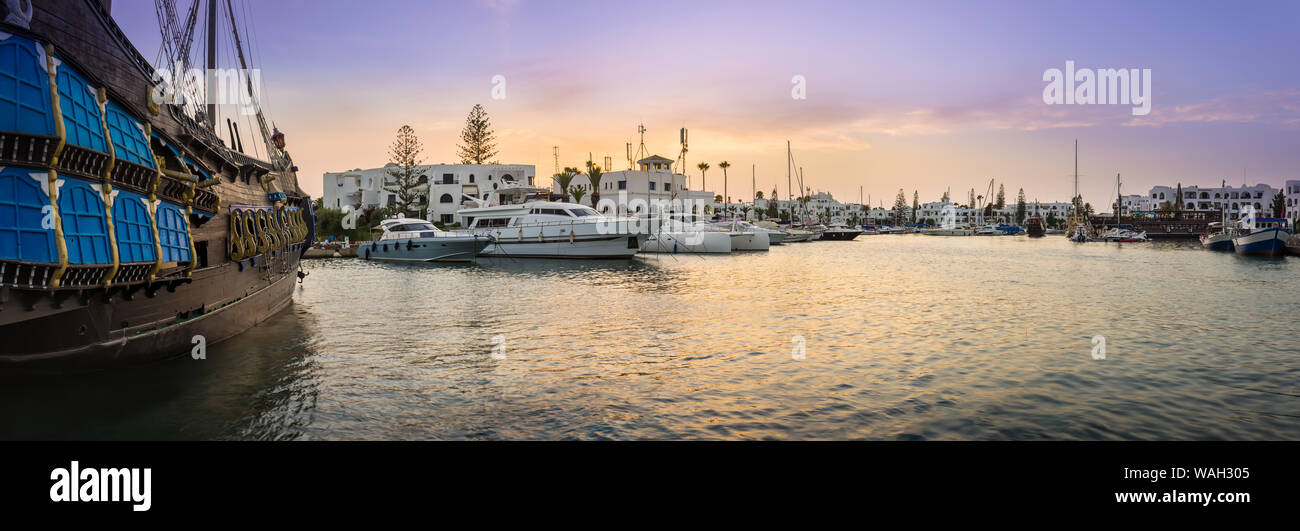 Panorama de l'amazing marina à Port El Kantaoui, Tunisie, de soleil colorés ciel et mer et beaux yachts et villas blanches et hôtels Banque D'Images