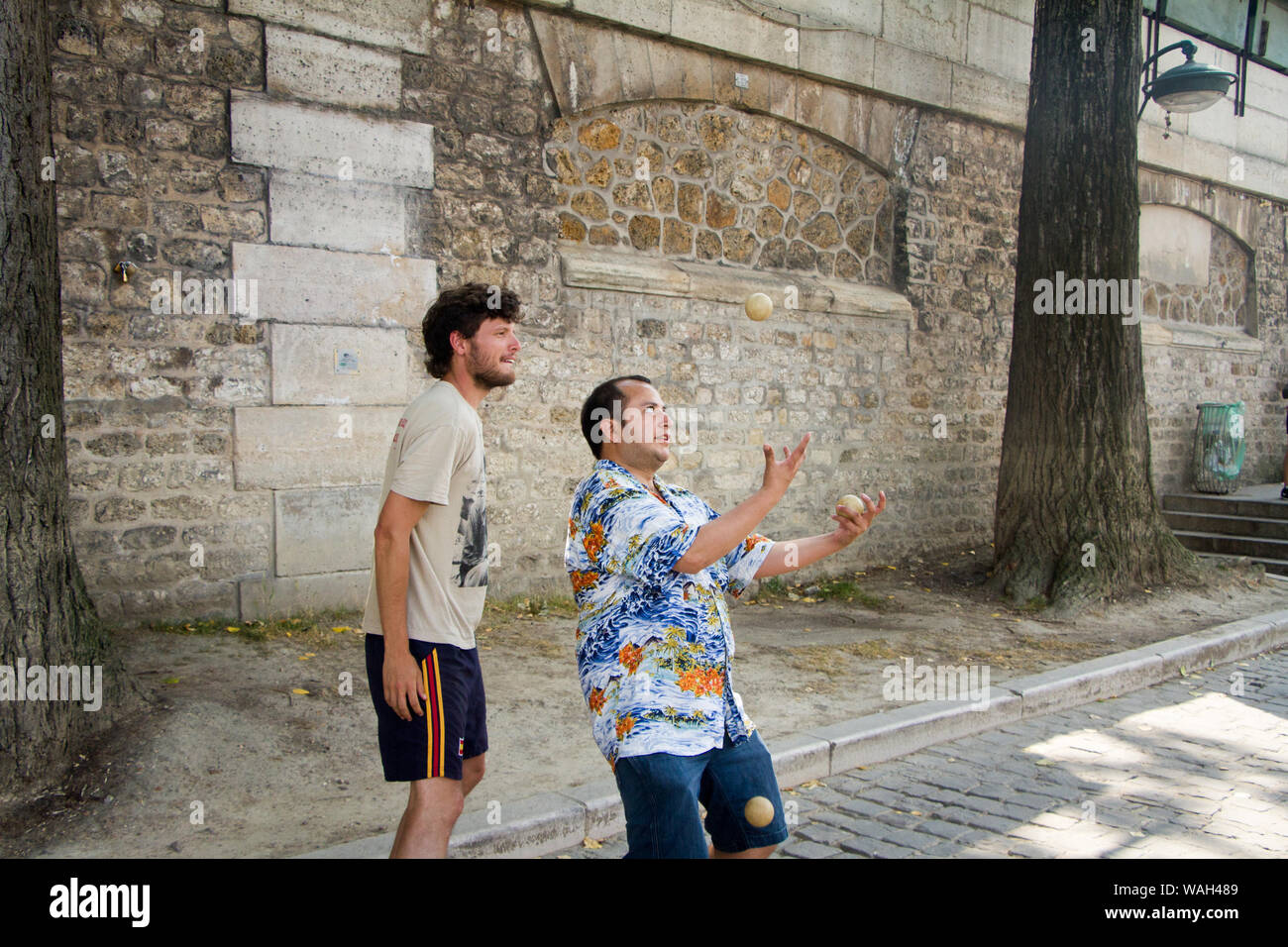 Paris, France - 07 juillet 2018 : deux hommes, un jongle avec une paire de boules blanches Banque D'Images