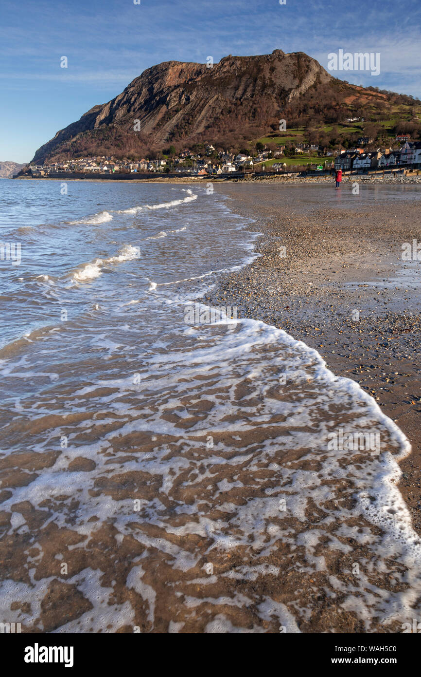 Plage et pointe à Llanfairfechan sur la côte nord du Pays de Galles Banque D'Images