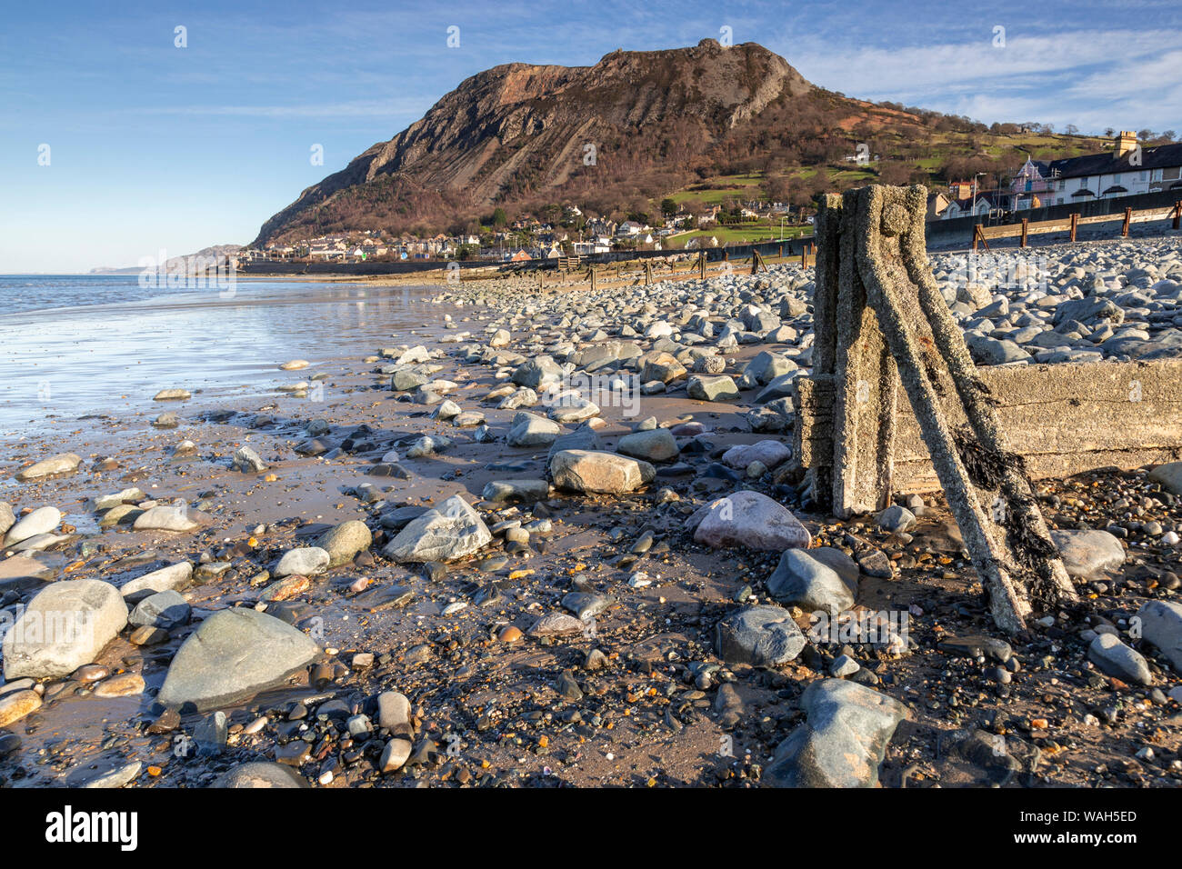Plage et pointe à Llanfairfechan sur la côte nord du Pays de Galles Banque D'Images