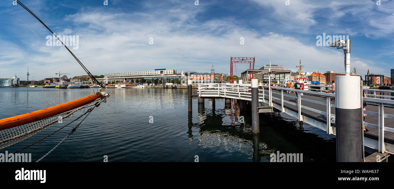 Vue panoramique sur la Corne de pliage Pont sur le Fjord de Kiel à Kiel, Allemagne, le 25 juillet 2019 Banque D'Images