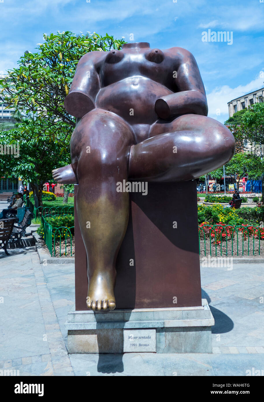 Statue de Botero Mujer Sentada (femme assise) dans la région de Plaza Botero à Medellin en Colombie. Banque D'Images