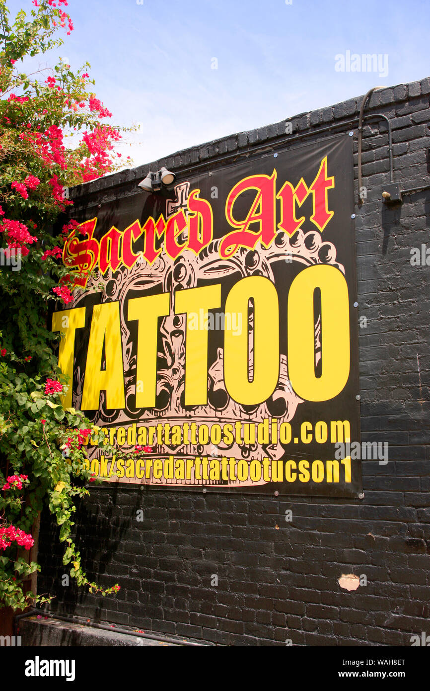 Salon de Tatouage d'art sacré de la publicité murale sur la 4e Avenue, Tucson AZ Banque D'Images
