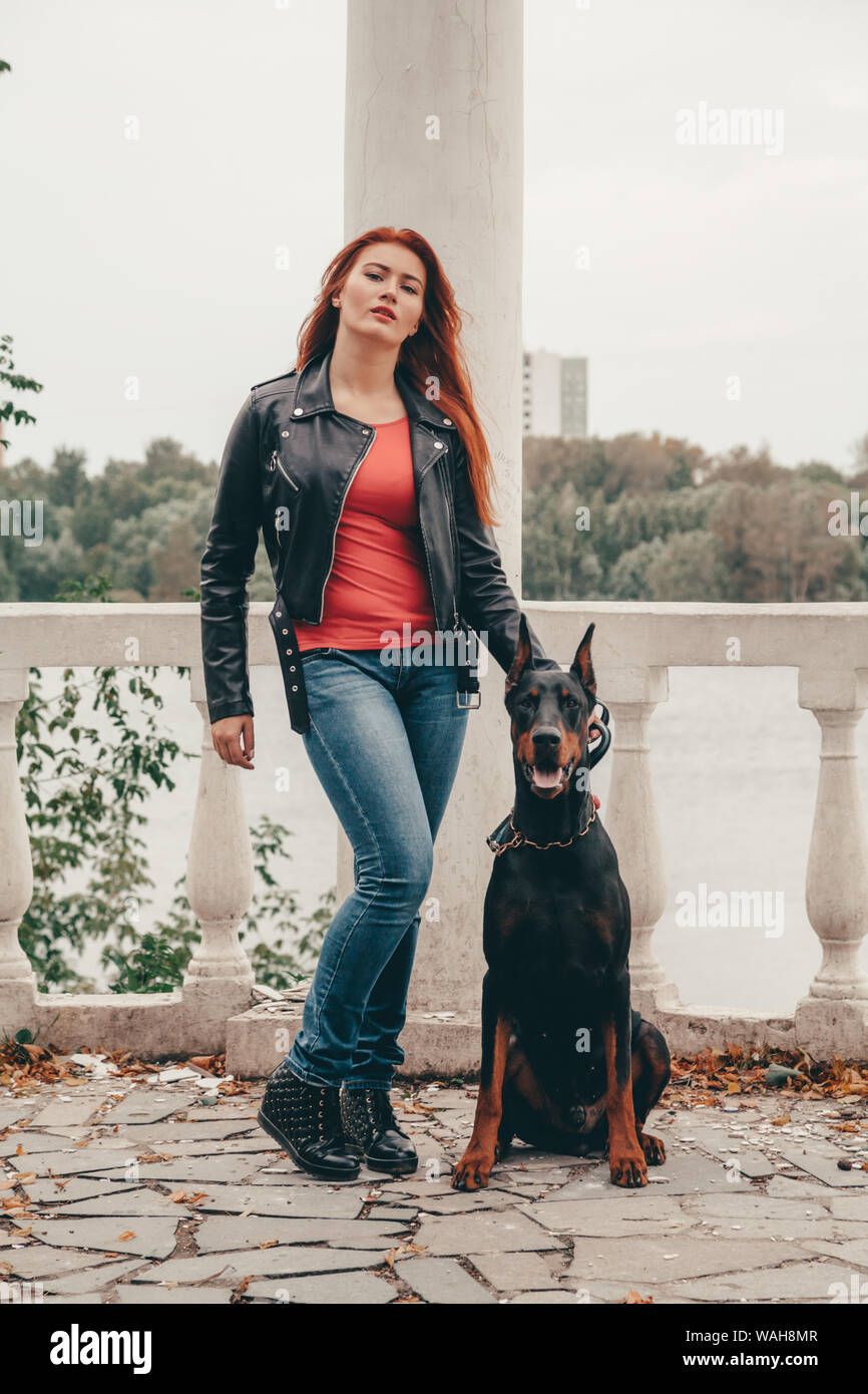 Meilleurs amis jeune fille rousse et son chien doberman Photo Stock - Alamy