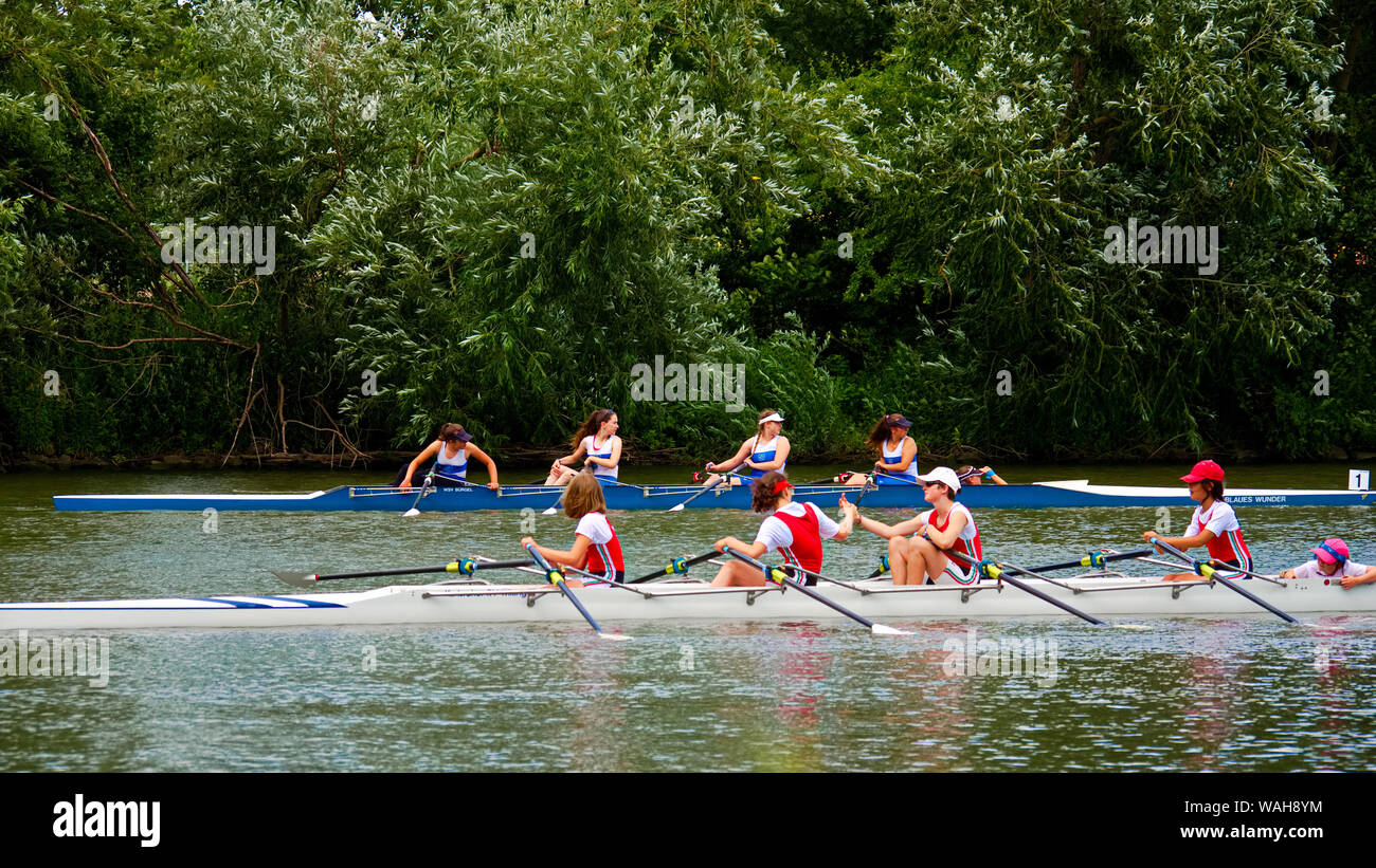 La rameuse sur la rivière main avant de commencer Banque D'Images