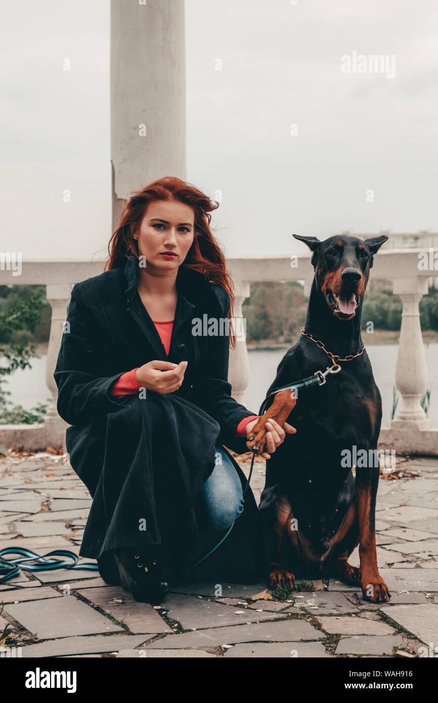 Meilleurs amis jeune fille rousse et son chien doberman Photo Stock - Alamy