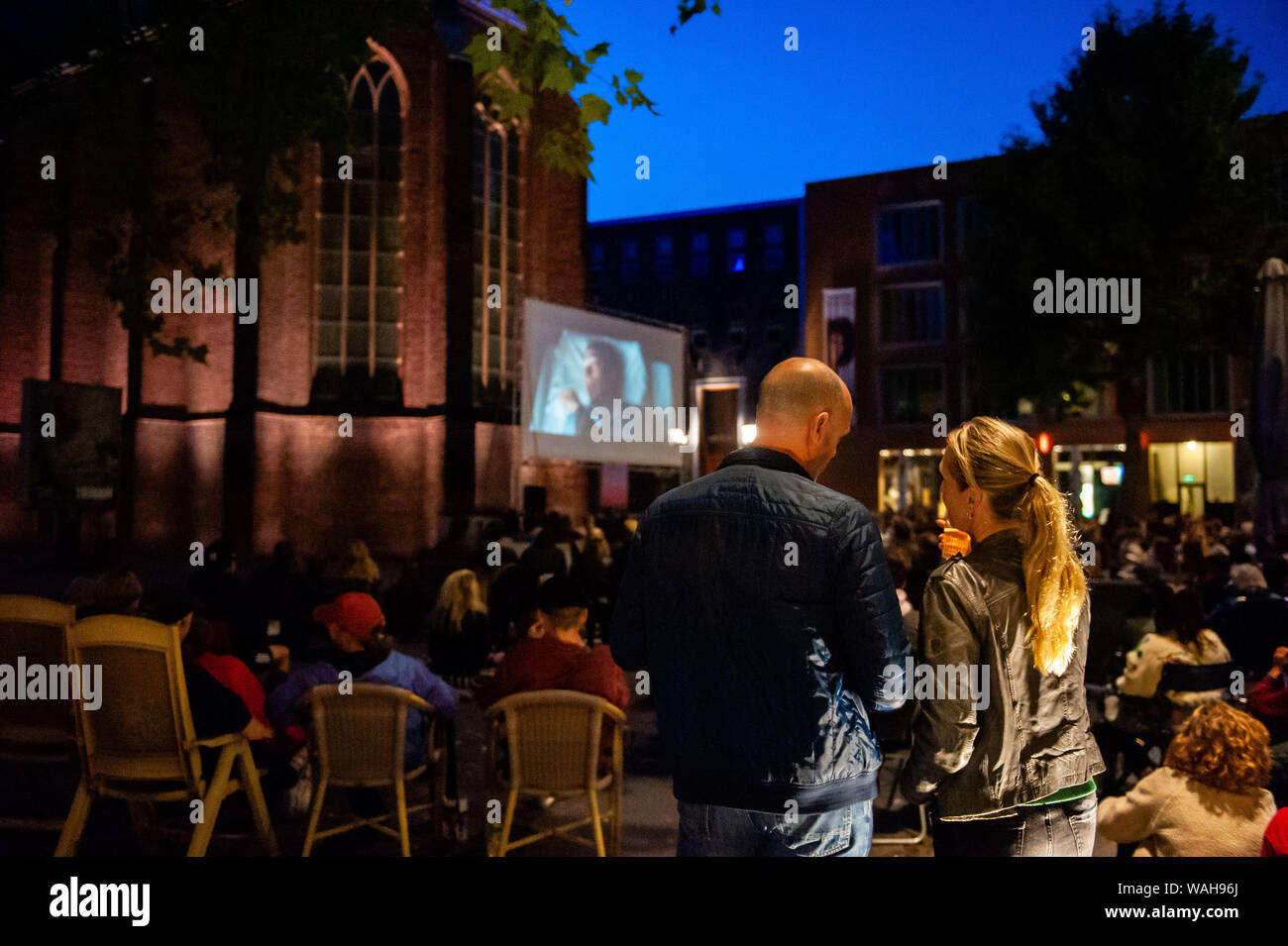 Nimègue, Gueldre, Pays-Bas. 20e Août, 2019. Un couple est vu la conversation tout en regardant un film dans un cinéma de plein air.Parce que le dernier film de Quentin Tarantino est sorti ce mois-ci, LUX une plate-forme libérale et indépendante à Nimègue pour de nouveaux développements dans l'art et de la culture a offert un cinéma de plein air projections de ses films bien connus, comme quatre chambres et Pulp Fiction. Des centaines de personnes pourraient profiter gratuitement les films, comme quatre chambres et Pulp Fiction dans un style très Tarantino. Credit : Ana Fernandez/SOPA Images/ZUMA/Alamy Fil Live News Banque D'Images