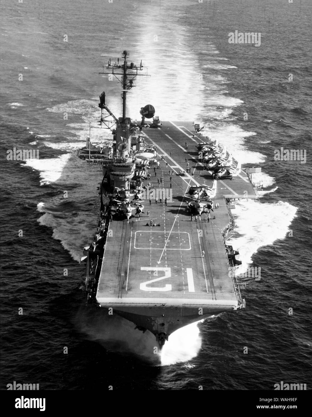 USS Hornet (CV-12) en cours en mer le 9 août 1968. La Marine américaine porte-avions USS Hornet (CV-12) en cours le 9 août 1968, peu avant sa septième finale de déploiement de la flotte à partir du 30 septembre 1968 au 12 mai 1969 à l'ouest du Pacifique et du Vietnam. Banque D'Images