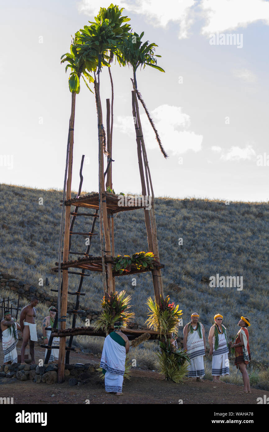 Des offrandes à dieux accorde à lele autel à Pu'ukohala Heiau NP sur Hawaii Island fête culturelle. Banque D'Images
