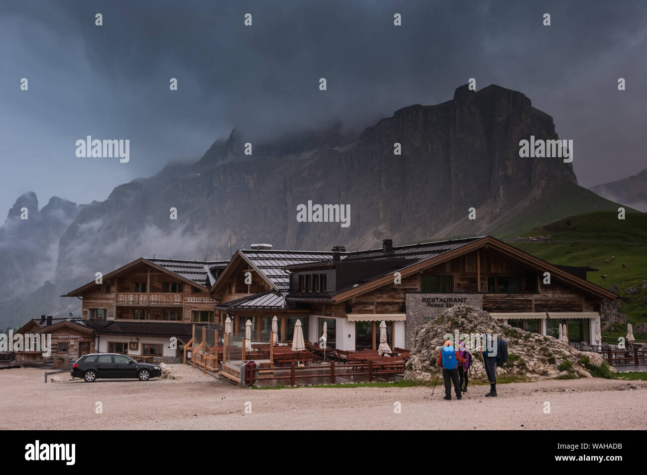 La Sella Pordoi et le passe dans le Tyrol du Sud, Italie Banque D'Images