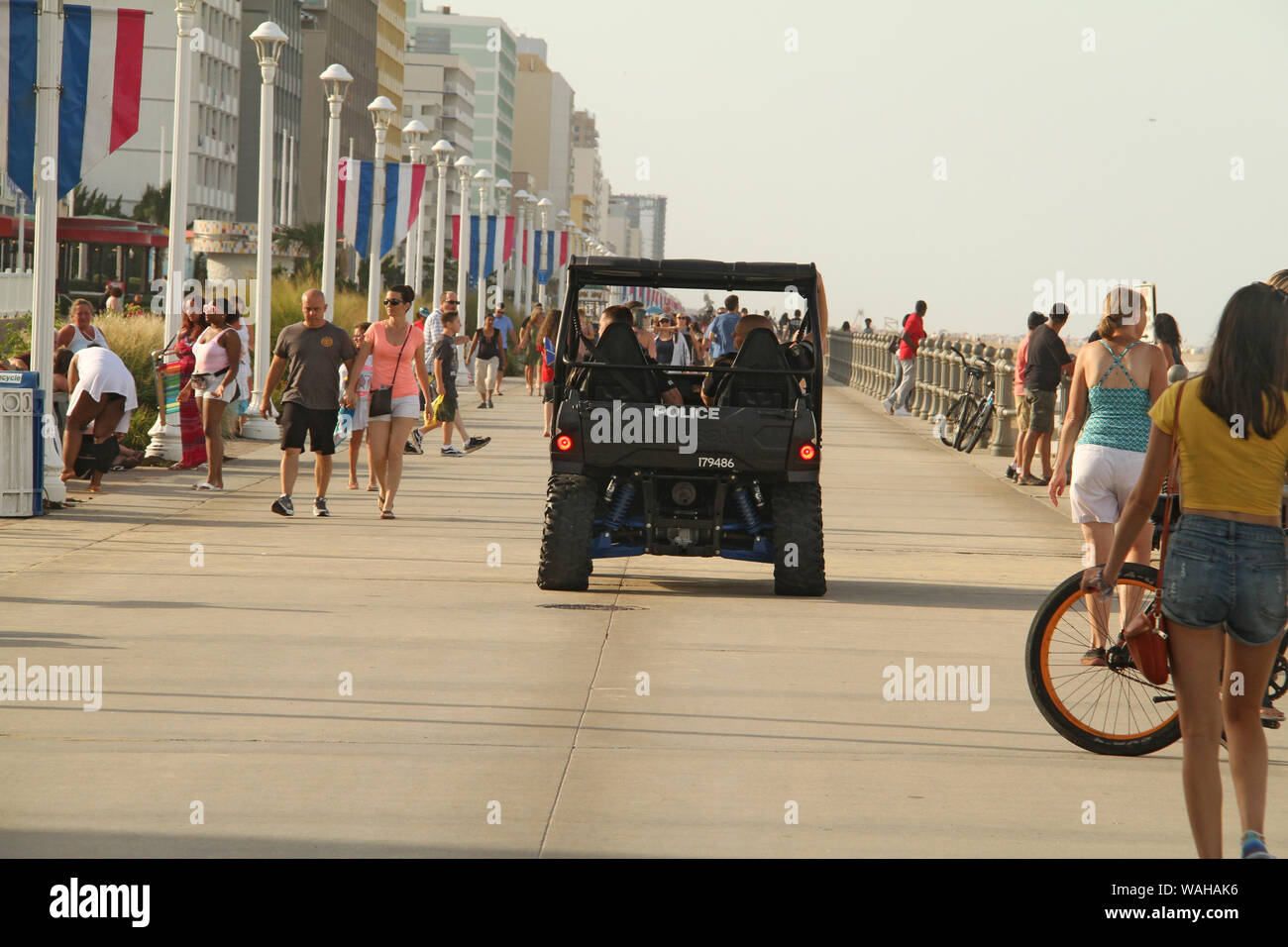 La patrouille policière sur la promenade de Virginia Beach, VA, États-Unis d'Amérique Banque D'Images