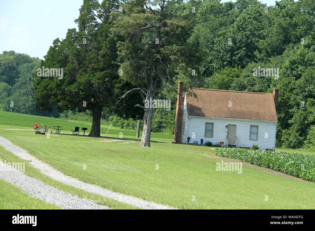 Chippokes Plantation State Park, VA, USA. L'ancienne structure dans la plantation, maintenant utilisé comme une cabine pour le camping. Banque D'Images