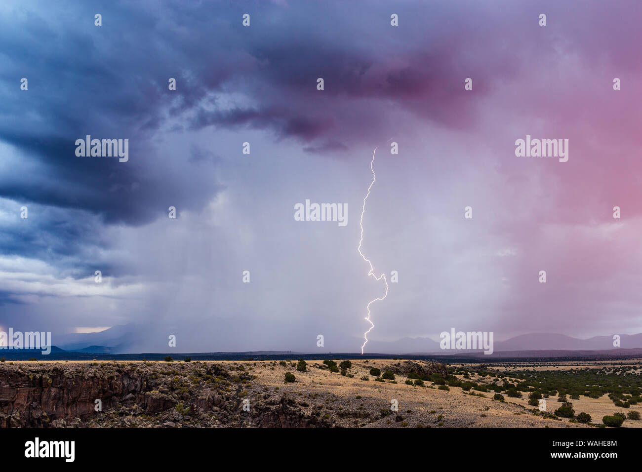 Pluie d'été et foudre d'un orage de mousson au coucher du soleil dans le monument national de Wupatki, Arizona, États-Unis Banque D'Images