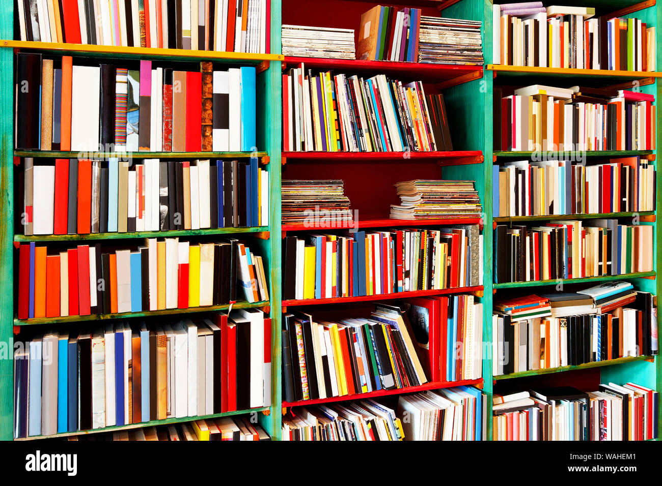 Tourné à l'angle de l'étagère à livres avec grande collection Banque D'Images