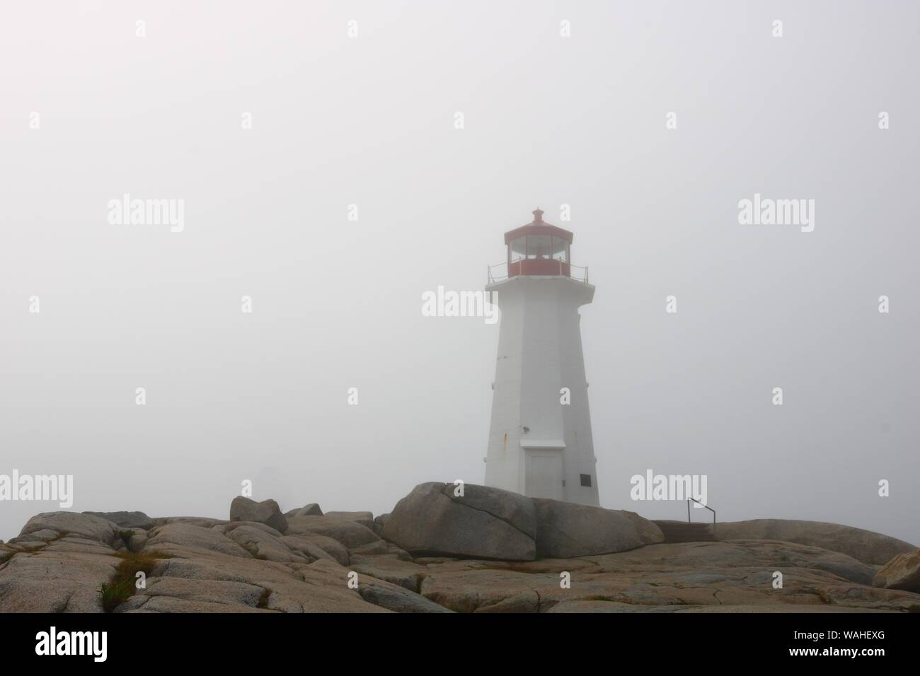 Le phare de Peggy's Cove sur une journée de brouillard gris Banque D'Images