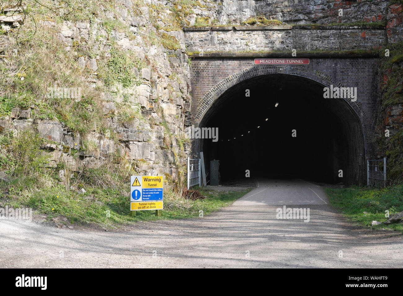 L'entrée du tunnel Headstone sur le sentier Monsal Trail dans le Derbyshire Peak District, Angleterre Royaume-Uni, tunnel ferroviaire désaffecté Banque D'Images