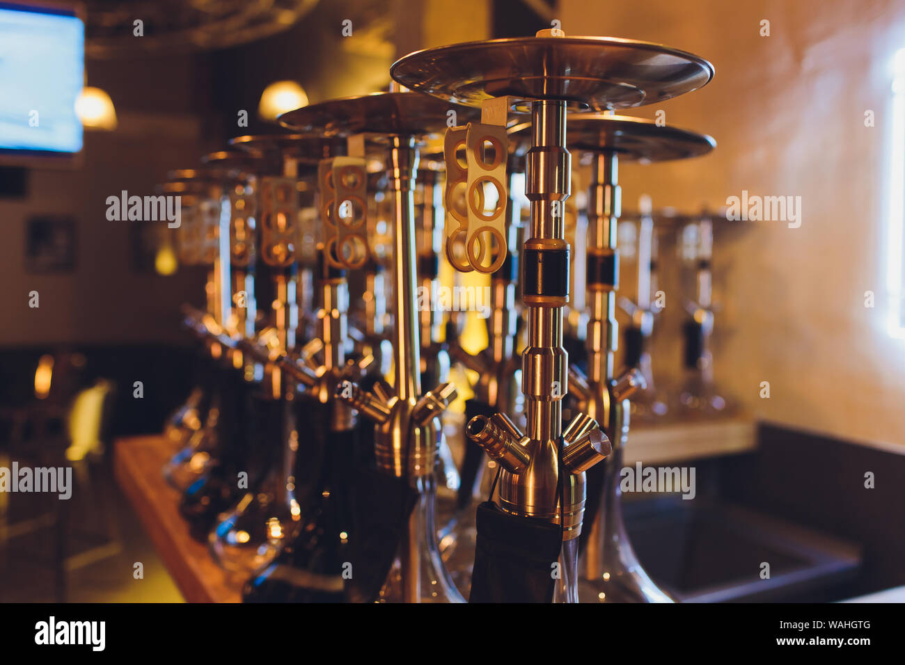 Groupe de pays d'hookahs avec tuyaux noirs sur la table dans le café. Fumer Shisha concept. Banque D'Images