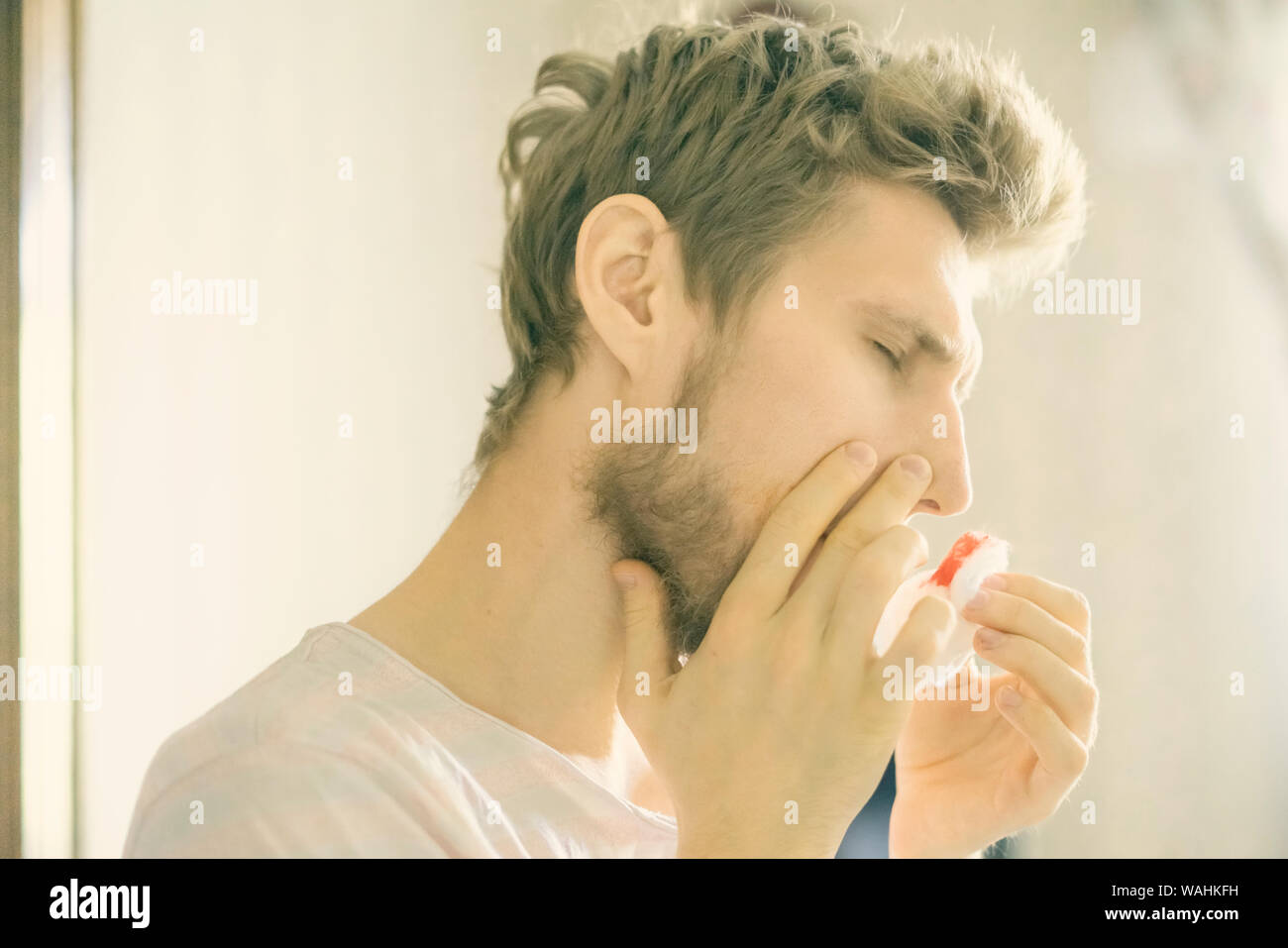 gros plan le portrait d'homme barbu souffrent de saignement de nez en utilisant le tampon de ouate f Banque D'Images