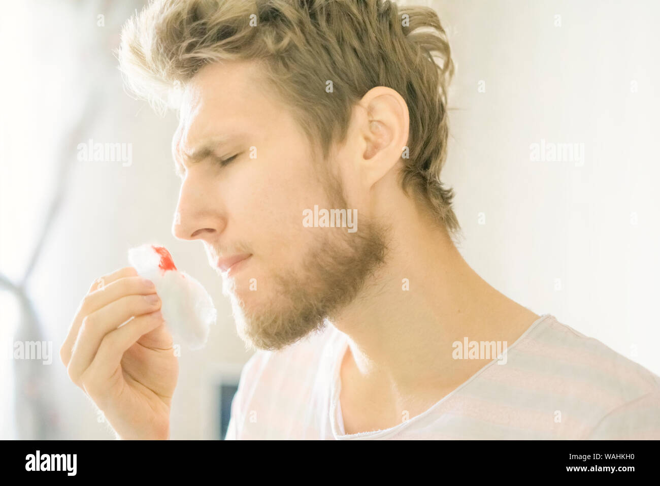 gros plan le portrait d'homme barbu souffrent de saignement de nez en utilisant le tampon de ouate f Banque D'Images