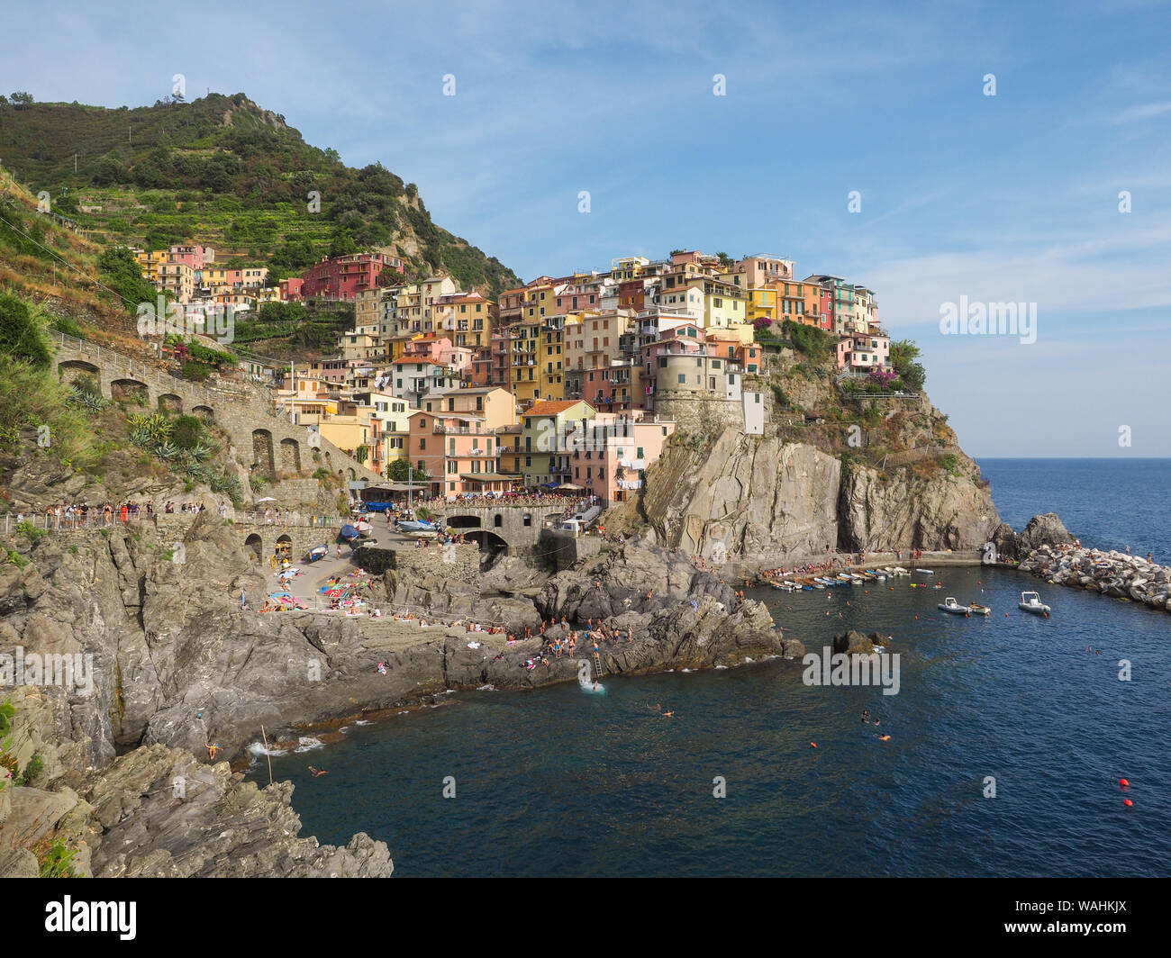 Le Parc National de Cinque Terre Italienne ou cinq terres est une zone côtière dans la Ligurie, dans le nord-ouest de l'Italie. Belle Manarola est un de ces villages. Banque D'Images