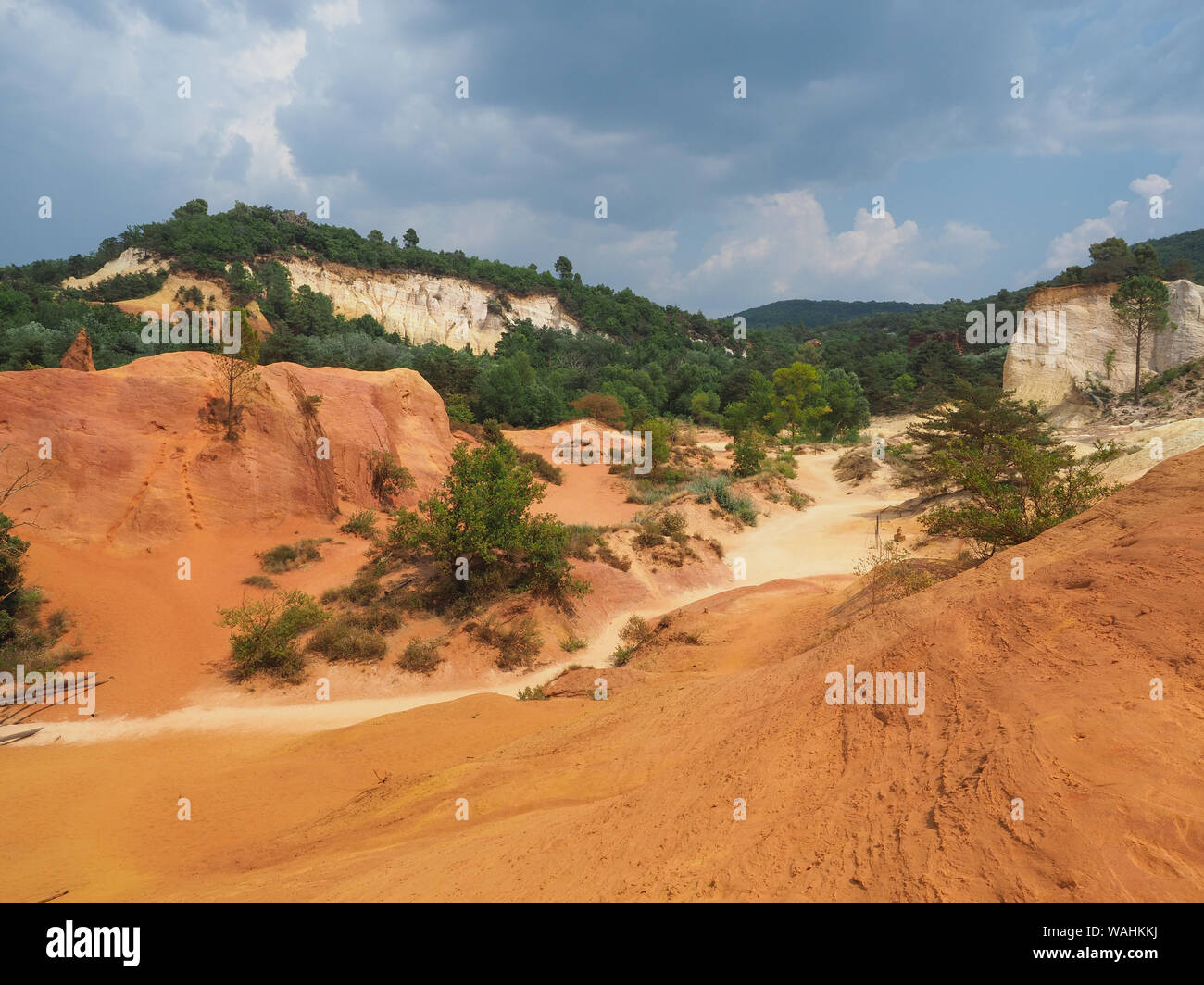 Provence Colorado. Promenades dans un paysage désert étrange avec des formations de roche rouge jaune ocre dans l'ex-extraction dans les carrières. Rustrel, France. La vallée pittoresque. Banque D'Images