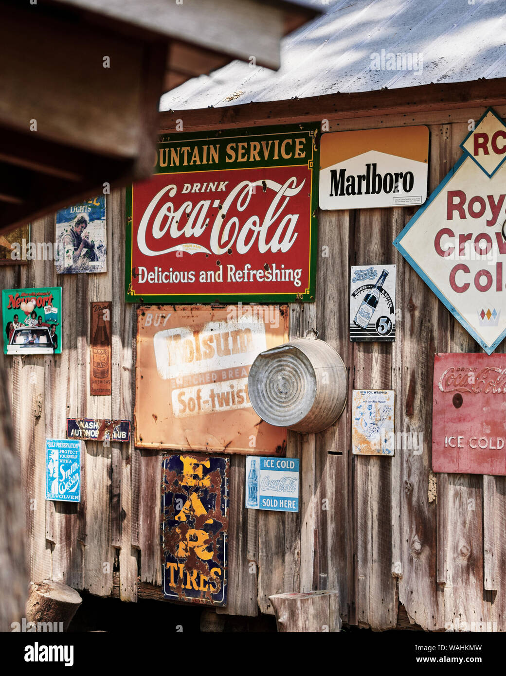 Vieux mur extérieur de cabine avec un signe pendaison dans les régions rurales de l'Alabama, USA. Banque D'Images