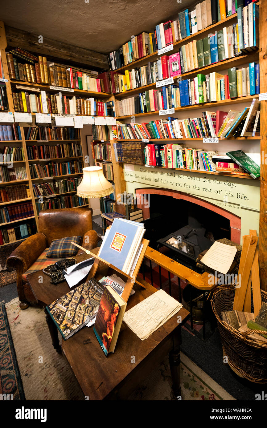 Livres de seconde main et de tapis anciens à l'intérieur de la librairie dans la région de la ville du livre de Wigtown, Dumfries et Galloway, Écosse Banque D'Images