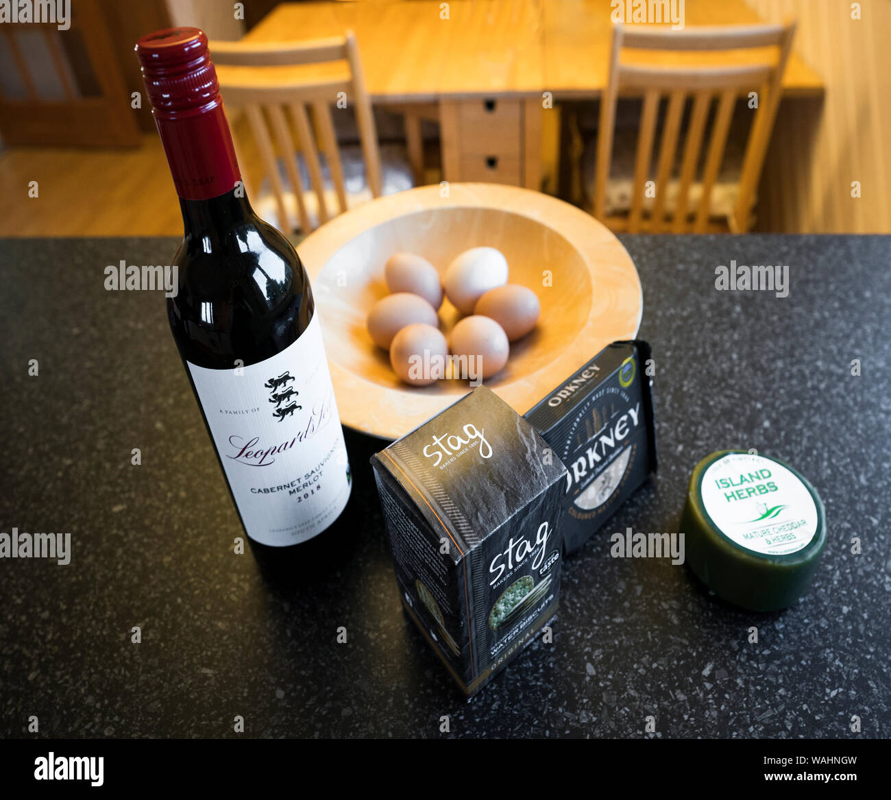 Produits locaux de vin rouge, le fromage cheddar, des chips et des œufs sur un comptoir de cuisine, Isle Of Lewis, Scotland, UK Banque D'Images