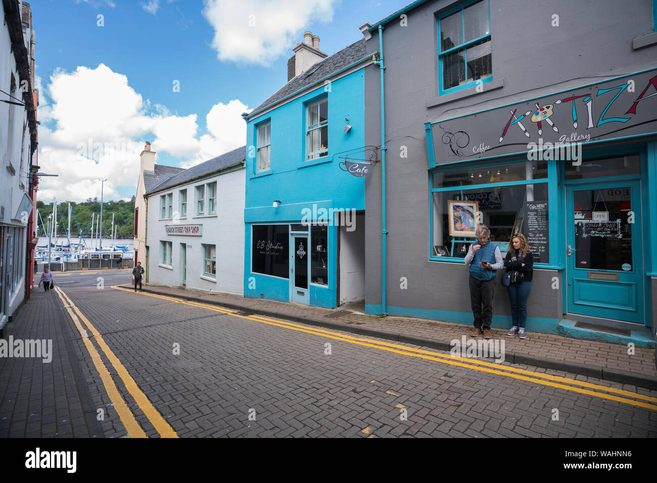 Scène de rue avec des boutiques et des cafés dans la principale zone touristique de Stornoway, la seule ville sur l'île de Lewis, en Écosse, Outer Hebrides, UK Banque D'Images