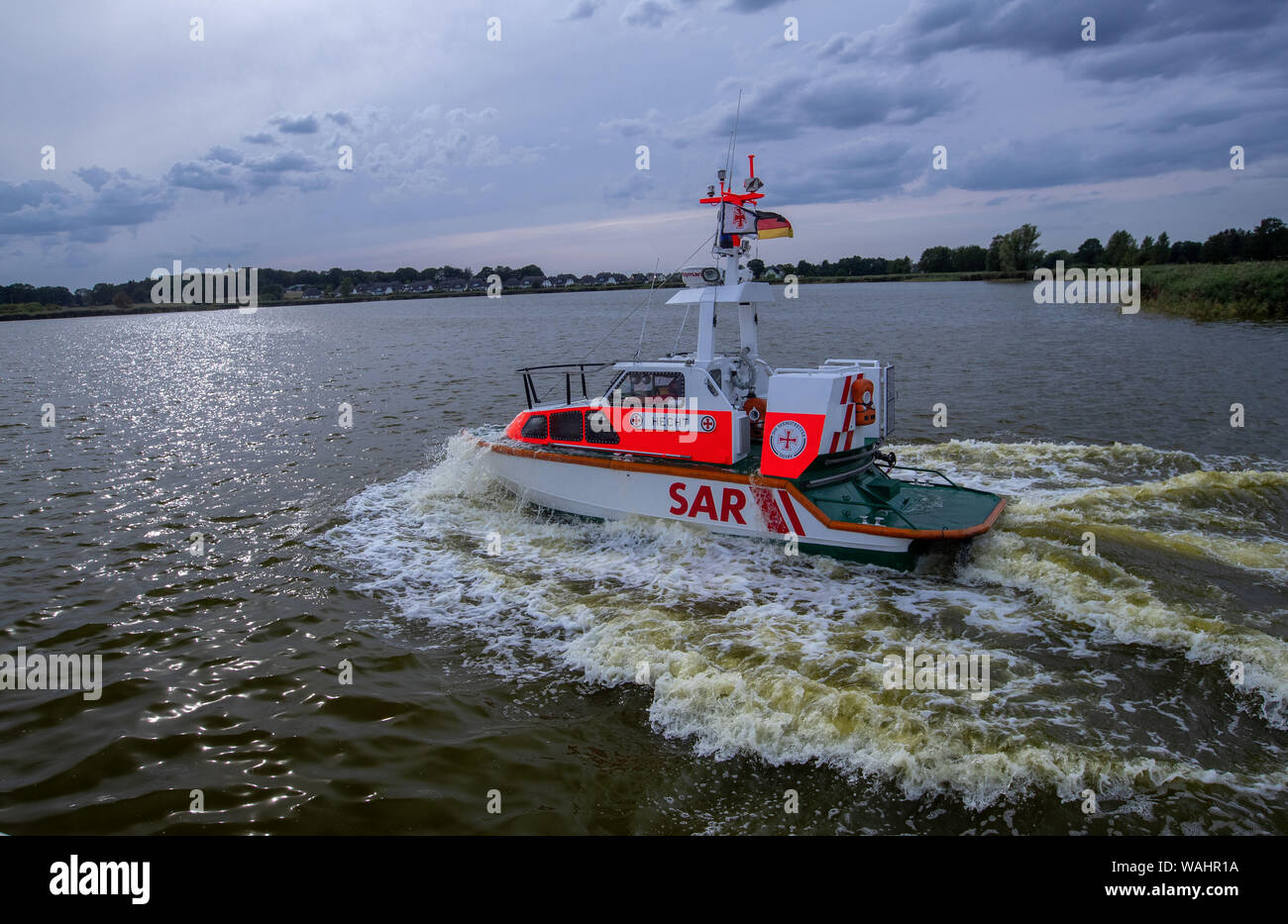 Zinnowitz, Allemagne. 20e Août, 2019. Le sauvetage du lac de sept mètres bateau "Hecht" de la gare de la bénévole naufrage allemand Rescue Society (DGzRS) Zinnowitz démarre une opération sur l'Achterwasser. Le domaine de l'embarcation est la mer Baltique au large de l'île d'Usedom ainsi que l'eau et de l'arrière de la rivière Peene. Le "spike" est un soi-disant Bodden bateau sans poste fixe et est amené au point de départ par l'équipage avec le tracteur et remorque. Credit : Jens Büttner/dpa-Zentralbild/dpa/Alamy Live News Banque D'Images