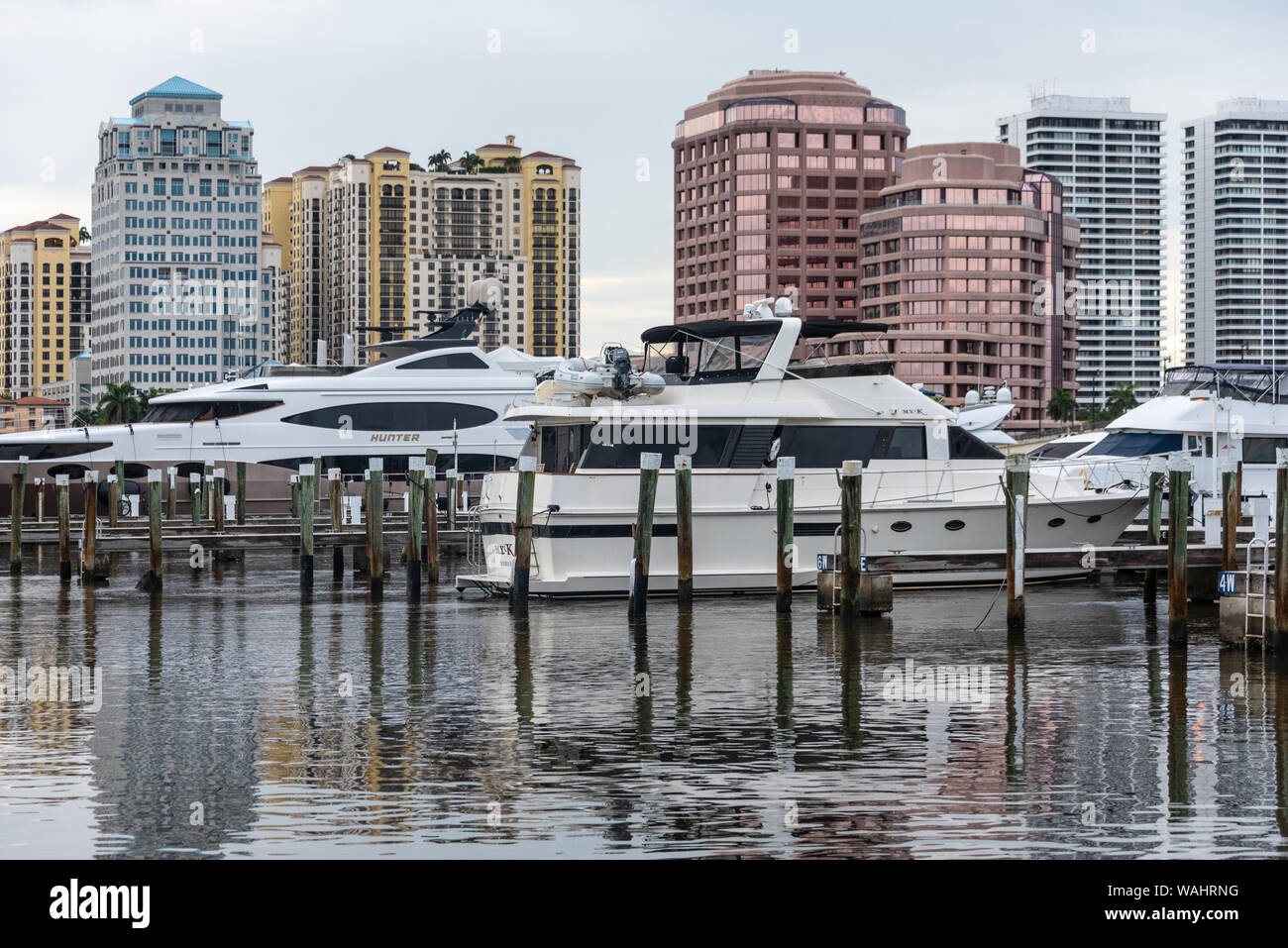Avis de Palm Beach, Floride de yachts au Palm Beach Town Docks avec le centre-ville de West Palm Beach skyline en arrière-plan. (USA) Banque D'Images