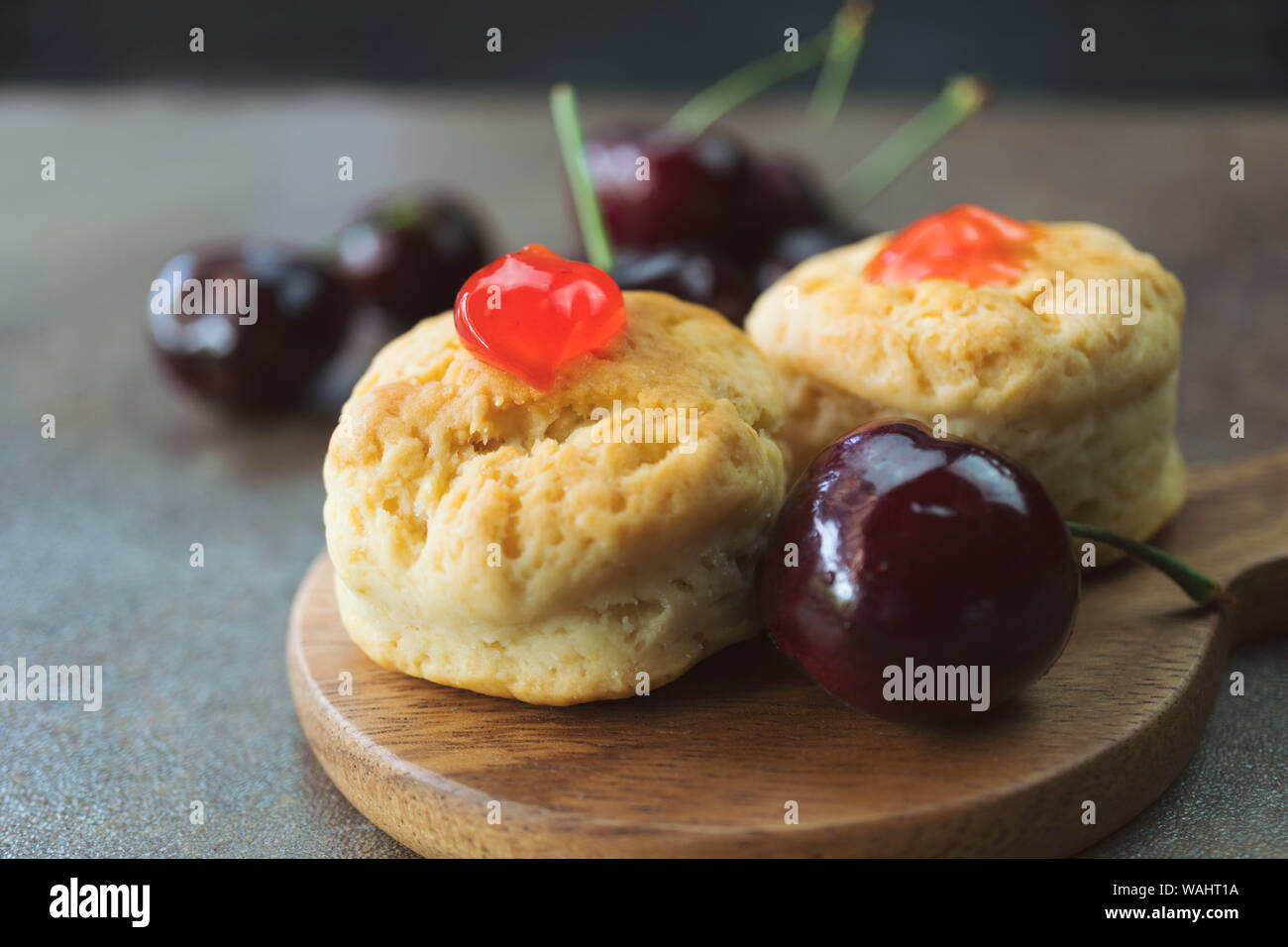 Scone classique fait maison avec des cerises fraîches Banque D'Images