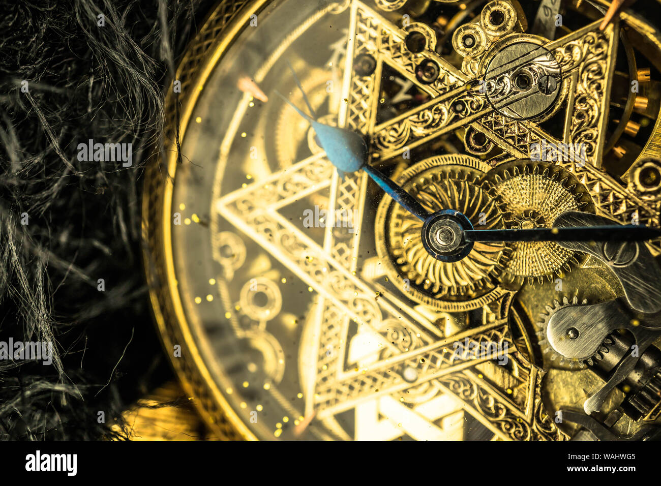 Vintage montre squelette avec étoile de David sur fond de bois Banque D'Images