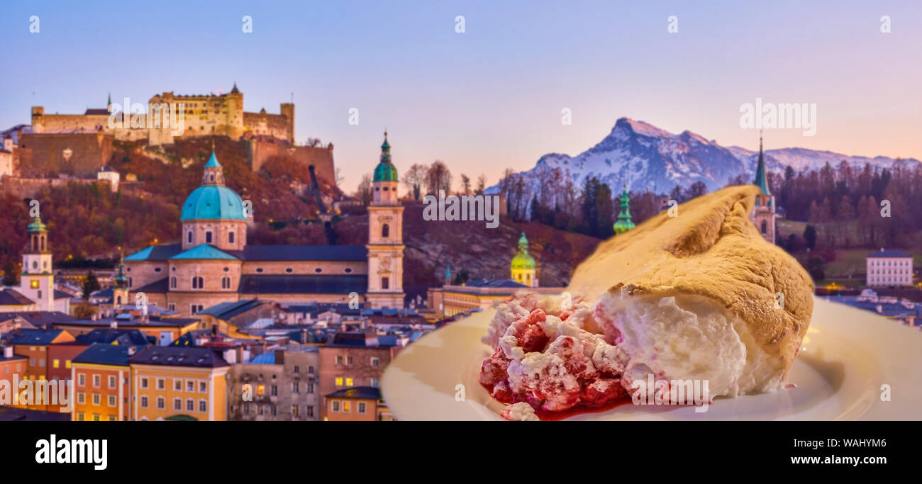 Le Salzburger Nockerl savoureux avec la framboise sause est l'icône de la cuisine locale et le meilleur dîner à Salzbourg, Autriche Banque D'Images