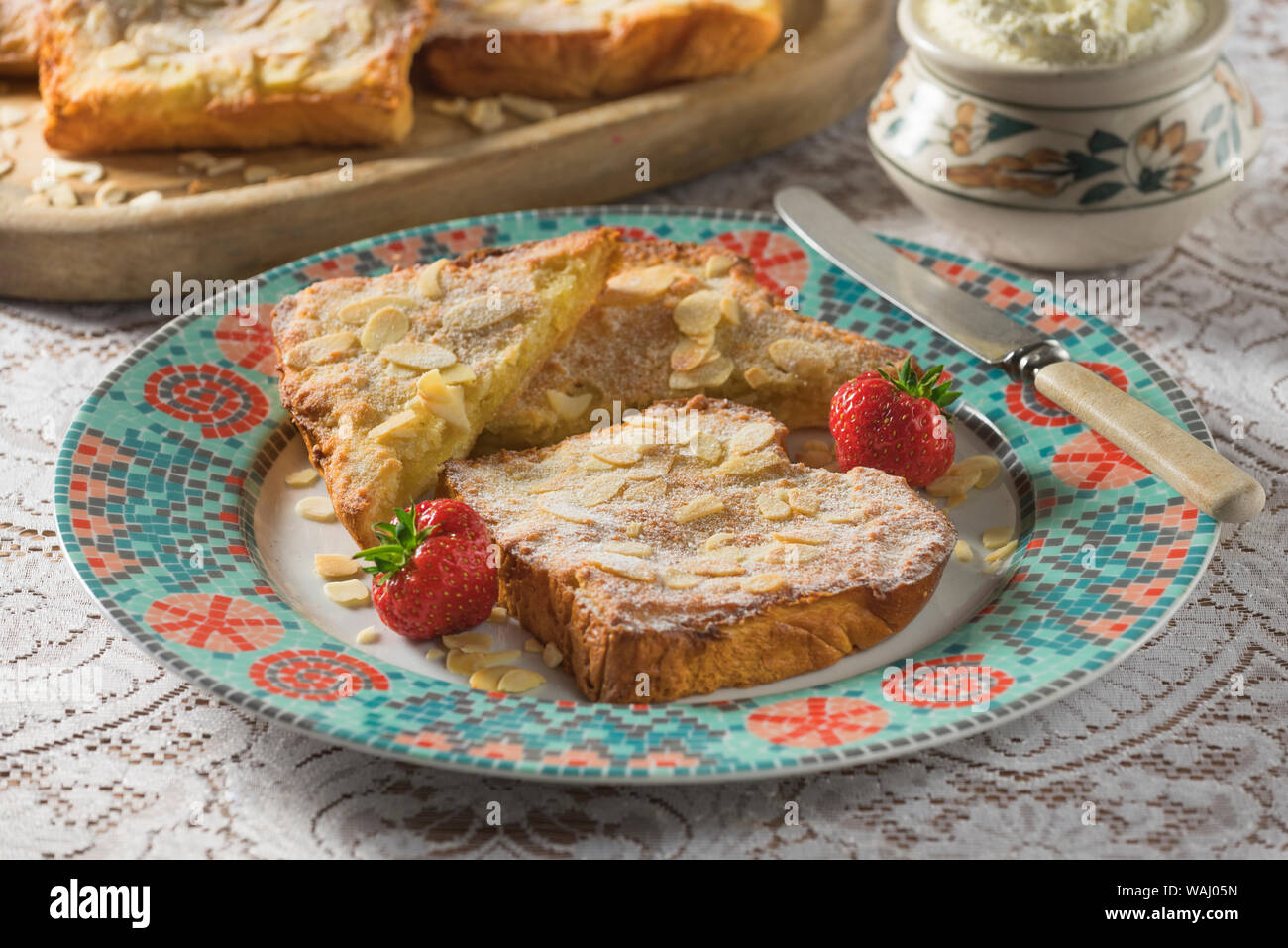 Bostock Amande Brioche Aux Amandes Brioche Aux Amandes French Toast Dessert Photo Stock Alamy