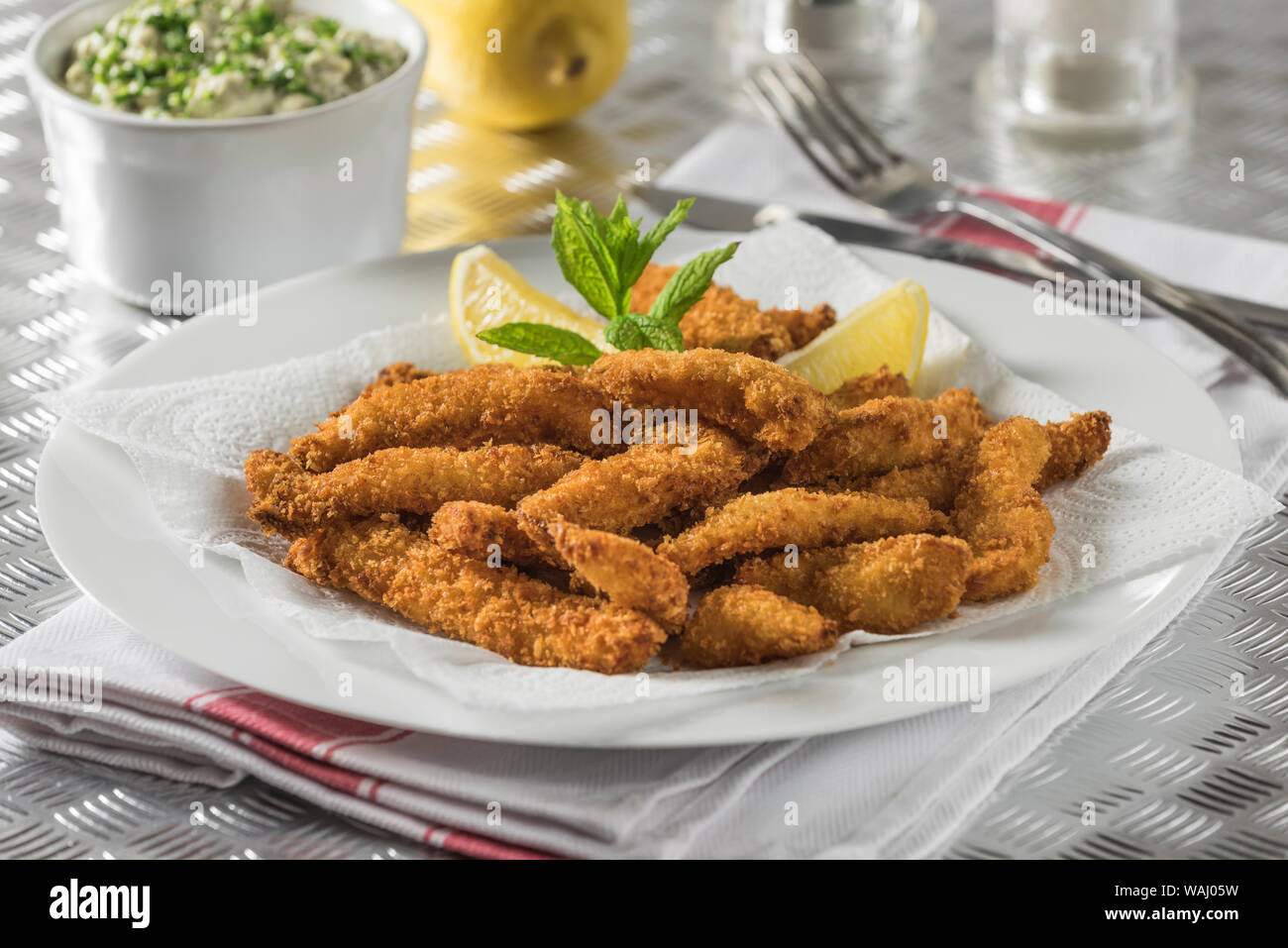 Goujons de poisson avec la sauce tartare Banque D'Images