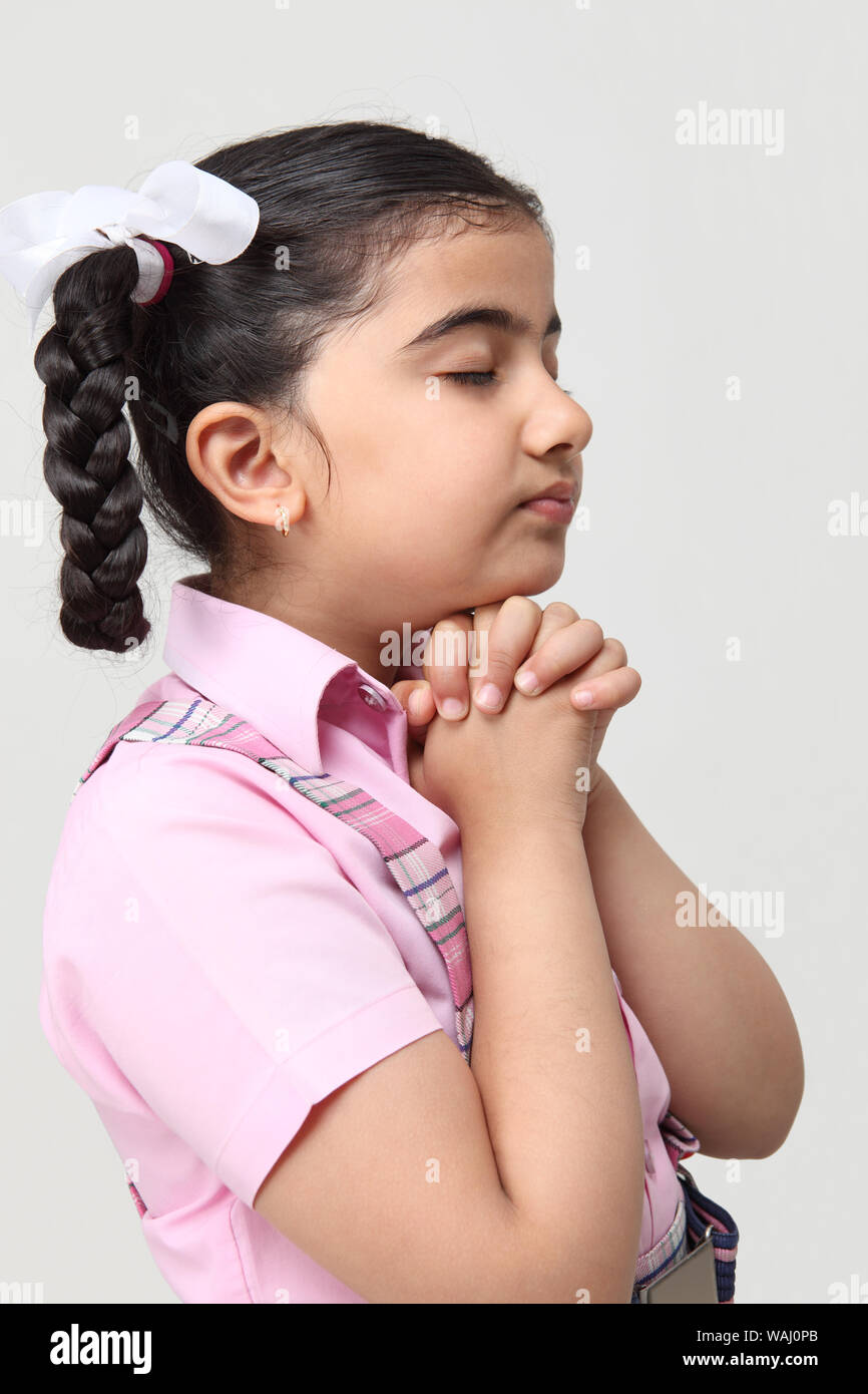 Lycéenne indien priant les mains jointes ensemble Banque D'Images