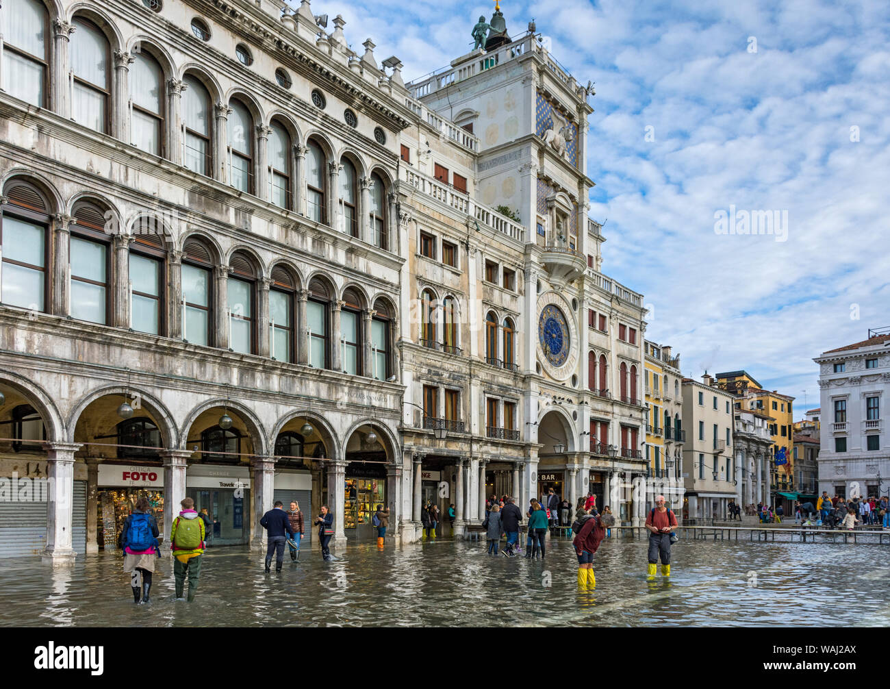 Les Procuraties Vecchie et la Torre dell'Orologio (St Mark's Clocktower) lors d'une acqua alta (haute mer) cas, la Place Saint Marc, Venise, Italie Banque D'Images