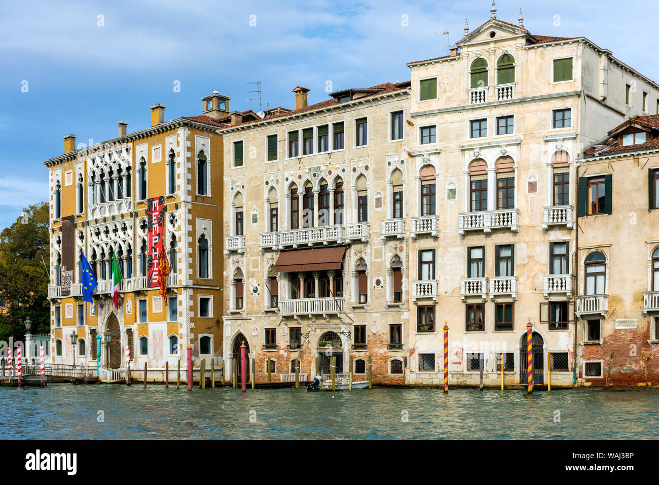 Le Palazzo Cavalli Franchetti et le Palazzo Barbaro sur le Grand Canal, à partir de la Campo San Vio, Venise, Italie Banque D'Images