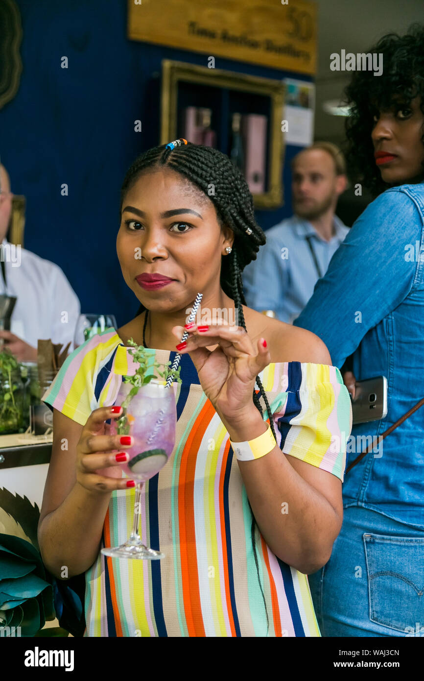 Johannesburg, Afrique du Sud - 14 octobre 2017 : African woman en sirotant un cocktail et généralement profiter d'une journée dans un Salon du vin et des aliments Banque D'Images