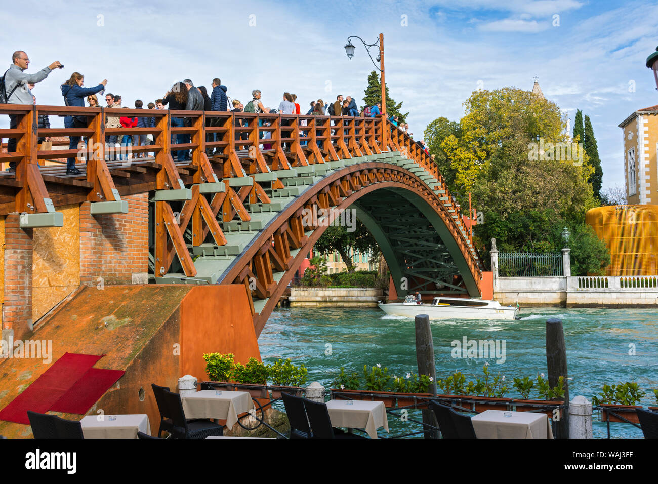 Le Ponte dell'Accademia pont sur le Grand Canal, par le sud. Venise, Italie Banque D'Images