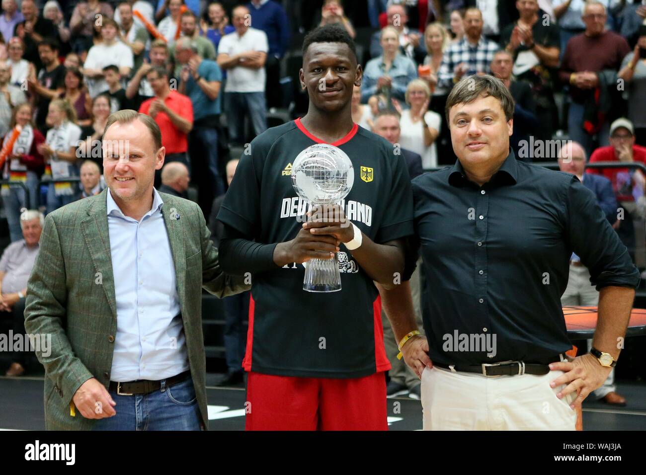 Hamburg, Deutschland. 18 Aug, 2019. firo : 18.08.2019, basket-ball, VTG DBB, Supercoupe Allemagne - Pologne, Isaac BONGA, Garde côtière canadienne/Avant, Washington Wizards, avec cuvette, la moitié de la figure, de rires, de joie, d'utilisation dans le monde entier | Credit : dpa/Alamy Live News Banque D'Images