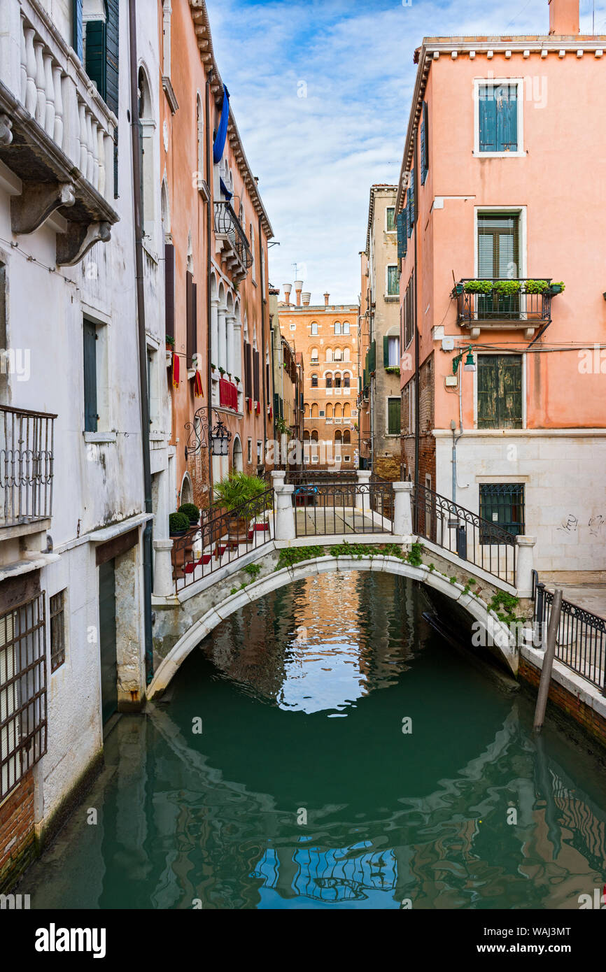 Onu-privé nommé pont sur le Rio di Sant'Angelo canal à partir du pont Ponte dei Frati, Campo Sant'Angelo square, Venise, Italie Banque D'Images