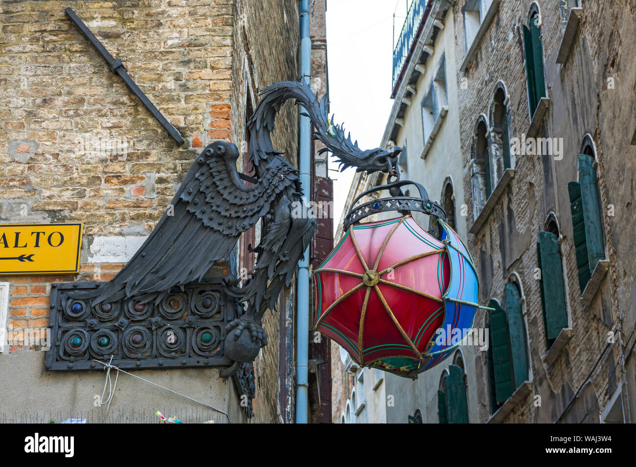 Dragon et signe au-dessus de l'ancien parapluie Parapluie Marforio Shop, Calle Larga Mazzini, Venise, Italie Banque D'Images