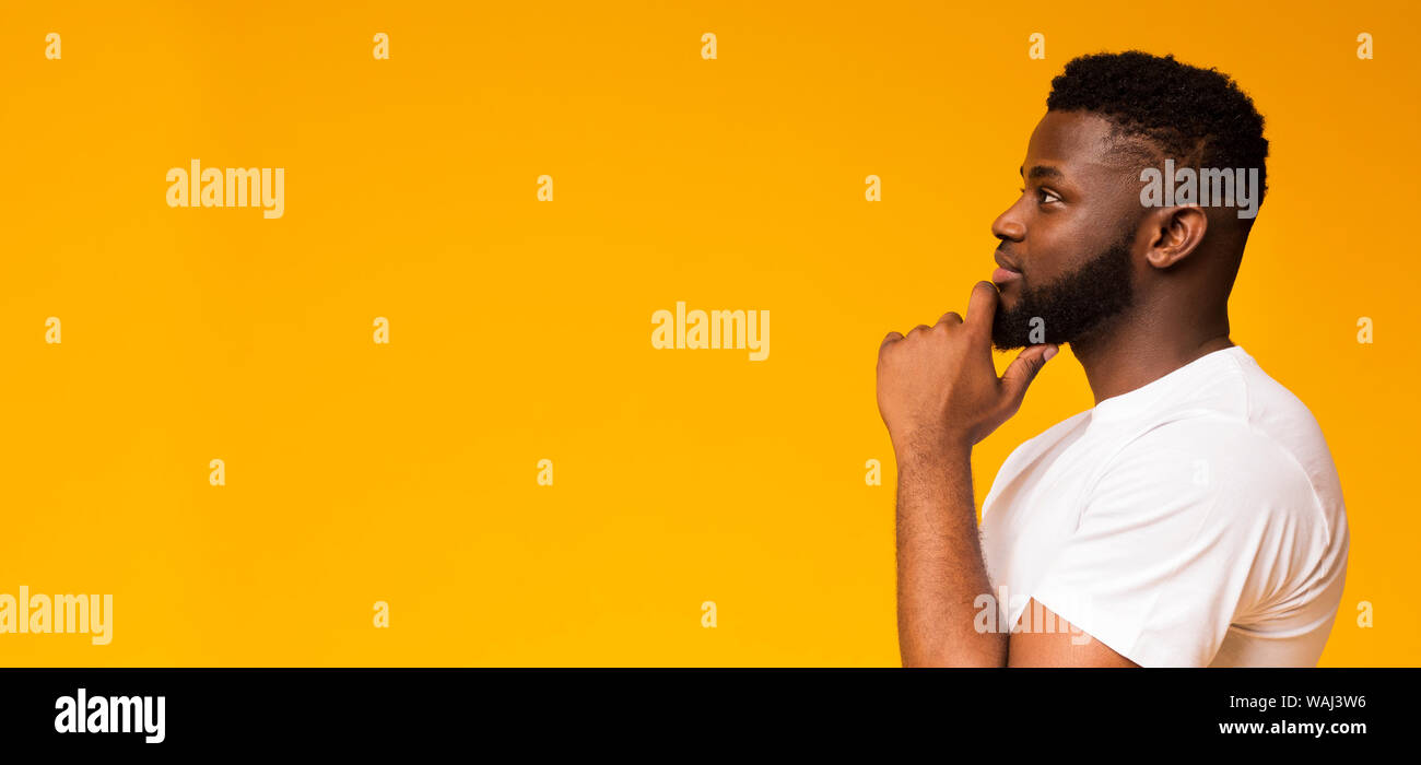 Portrait of african american guy sur fond jaune Banque D'Images