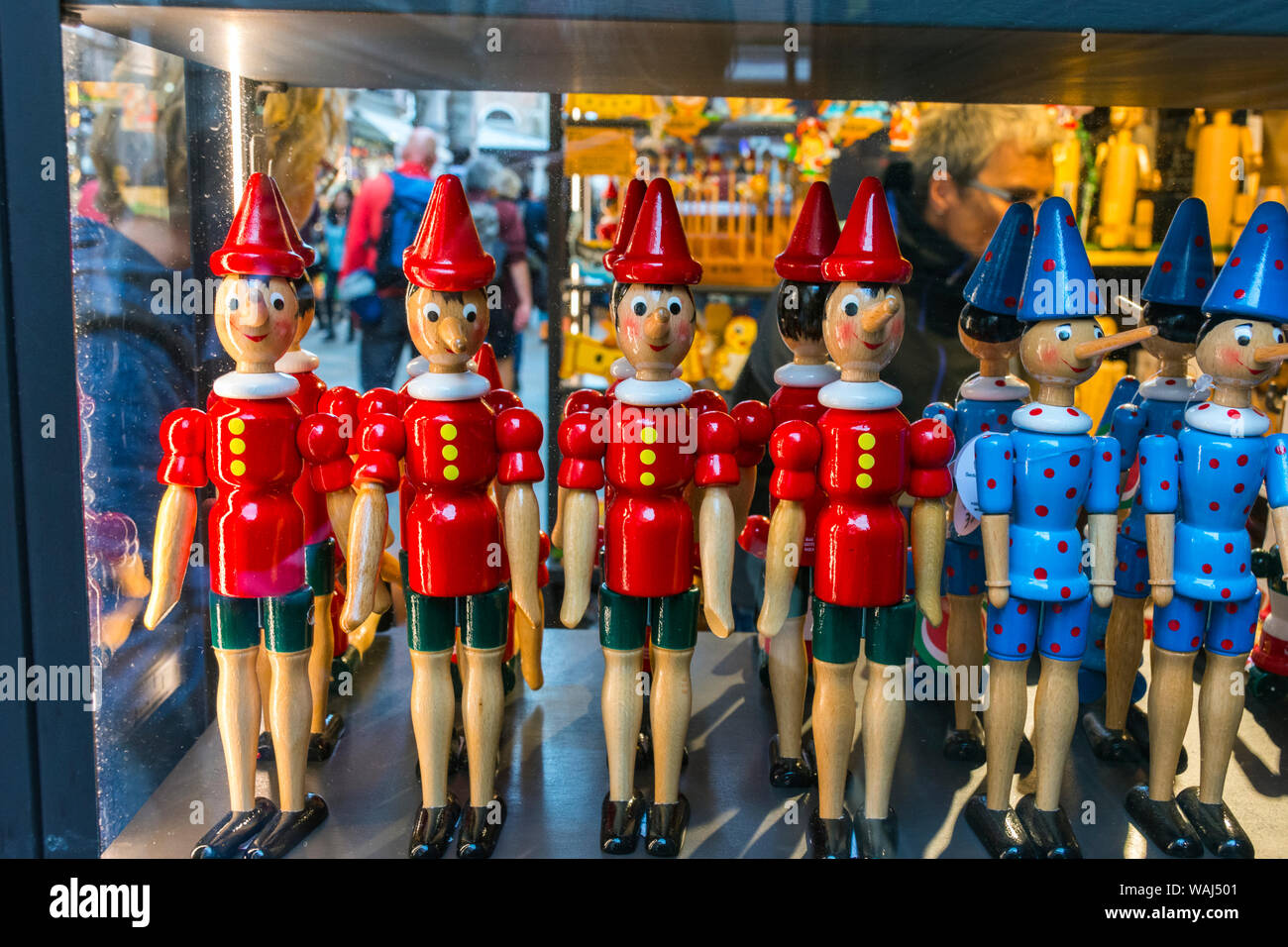 Souvenirs de jouets en bois peint les figures de Pinocchio dans une vitrine, Venise, Italie Banque D'Images