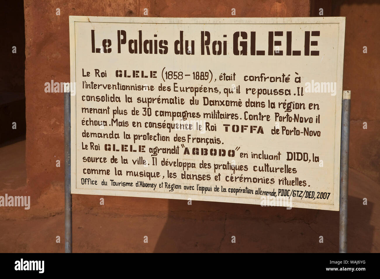 L'Afrique de l'Ouest, Bénin, Abomey. Signe français expliquant l'histoire du roi Glèlè, Palais Royal d'Abomey. Banque D'Images