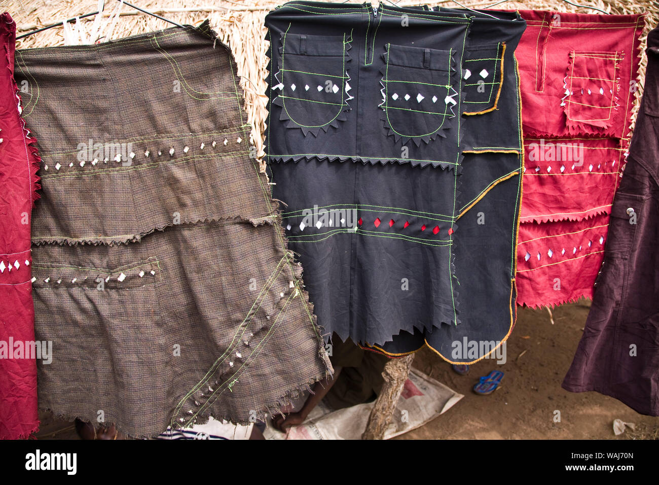 L'Afrique de l'ouest, au Bénin. Jupes fait main affichée à marché en plein-air. Banque D'Images