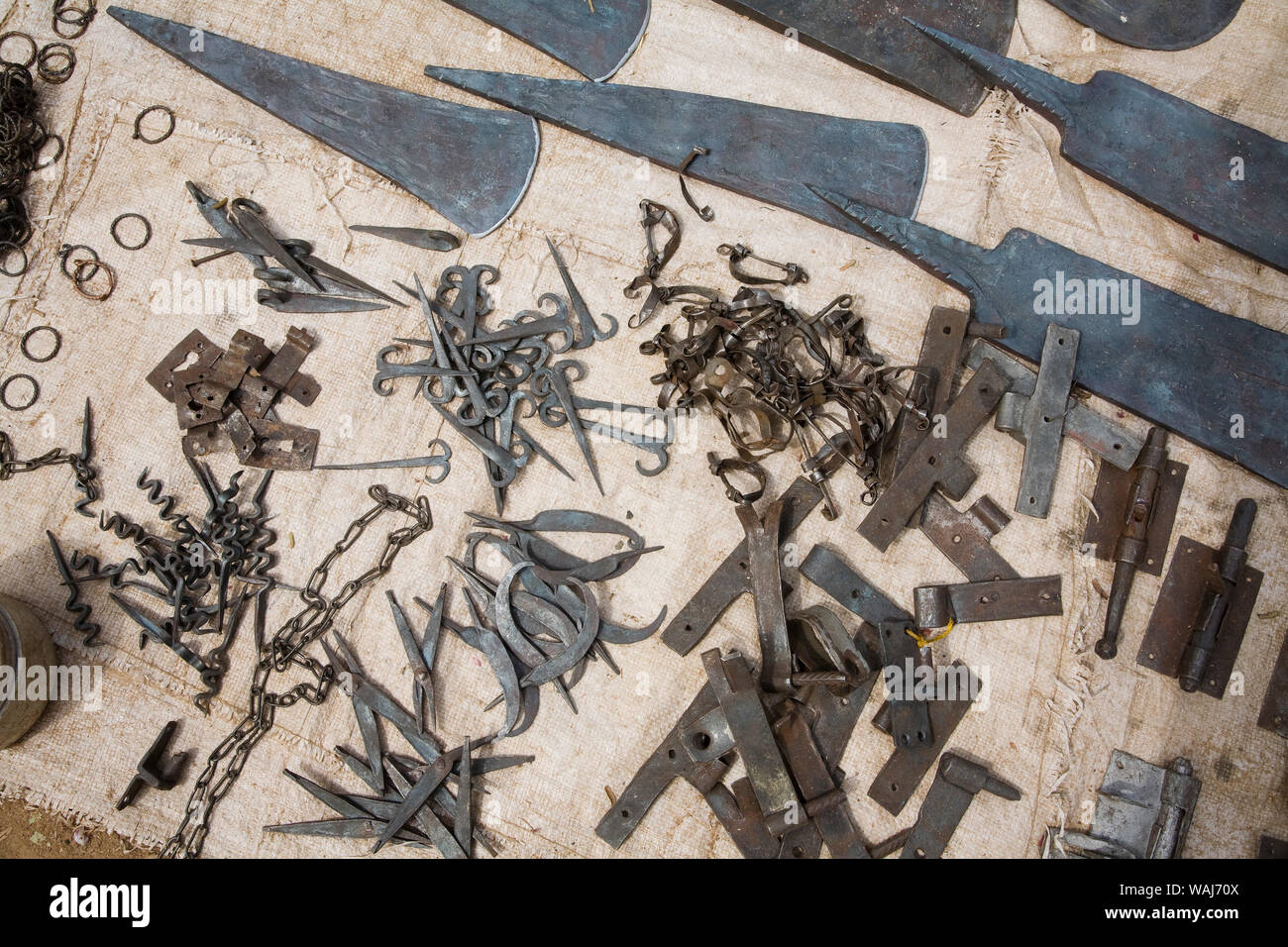 L'Afrique de l'ouest, au Bénin. Divers outils de métal pour la vente au marché en plein-air. Banque D'Images