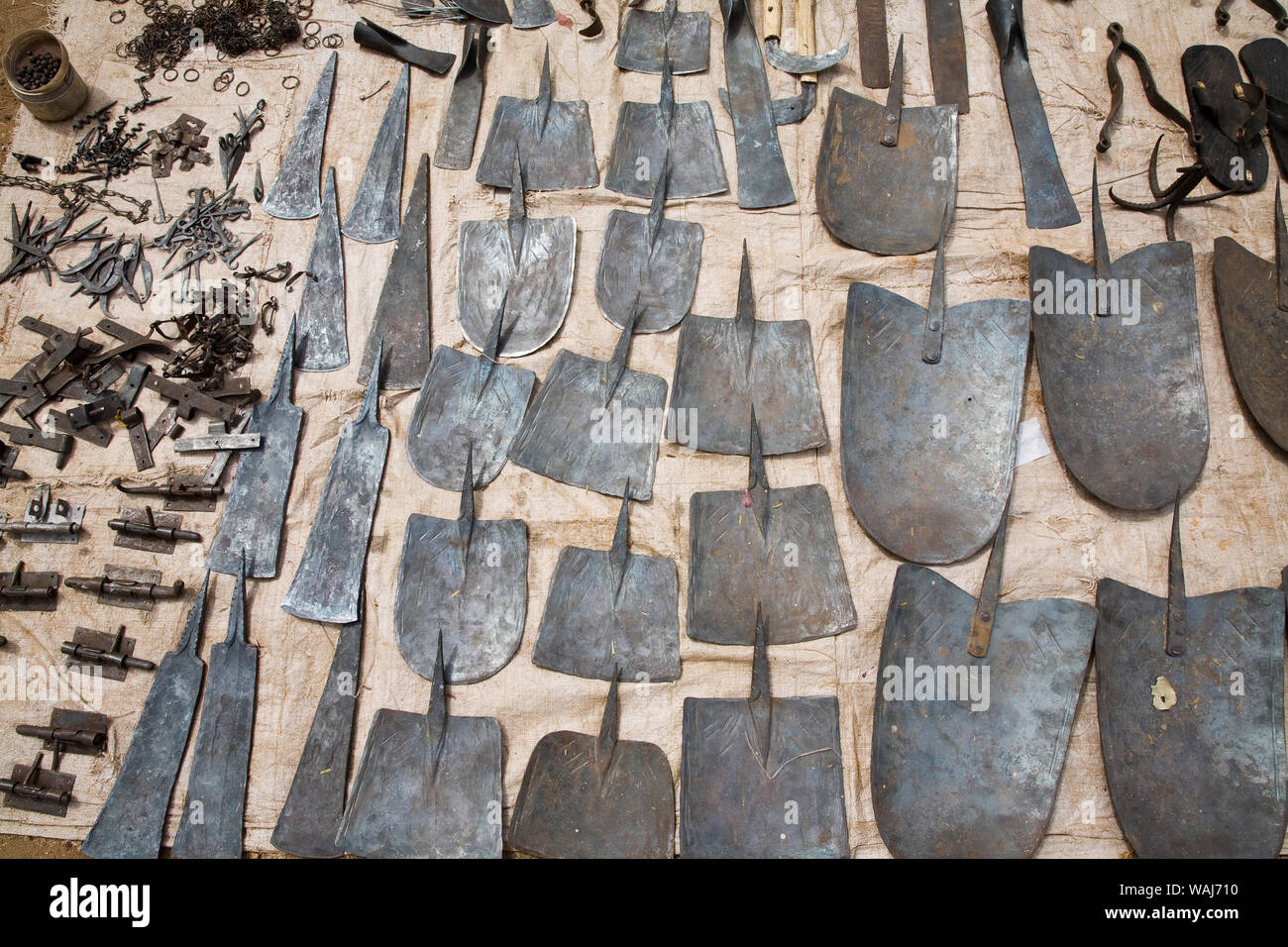 L'Afrique de l'ouest, au Bénin. Divers outils de métal pour la vente au marché en plein-air. Banque D'Images
